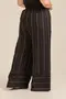 CALÇA LERIS TWILL STRIPE COM DETALHE NA BARRA