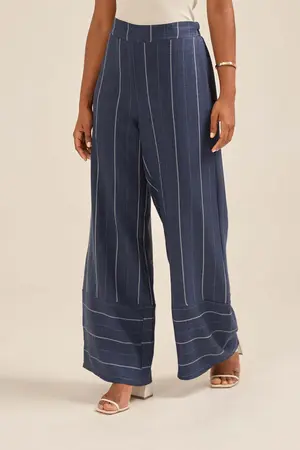 CALÇA LERIS TWILL STRIPE COM DETALHE NA BARRA MARINHO P