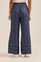 CALÇA LERIS TWILL STRIPE COM DETALHE NA BARRA