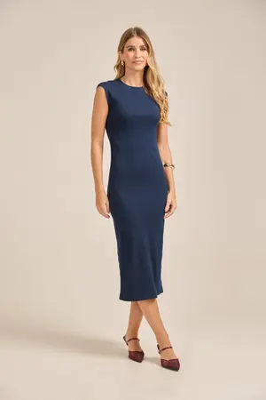 VESTIDO MIDI EM RIBANA CANELADA COM DECOTE REDONDO E FENDA NAS COSTAS