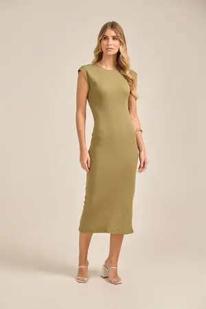 VESTIDO MIDI EM RIBANA CANELADA COM DECOTE REDONDO E FENDA NAS COSTAS CHÁ VERDE P