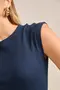 VESTIDO MIDI EM RIBANA CANELADA COM DECOTE REDONDO E FENDA NAS COSTAS