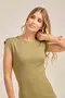 VESTIDO MIDI EM RIBANA CANELADA COM DECOTE REDONDO E FENDA NAS COSTAS