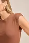 VESTIDO MIDI EM RIBANA CANELADA COM DECOTE REDONDO E FENDA NAS COSTAS