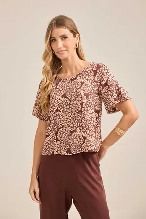 BLUSA BÁSICA VISCOSE ESTAMPADA COM BABADO NA MANGA FLORENÇA ESCURA P