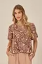 BLUSA BÁSICA VISCOSE ESTAMPADA COM BABADO NA MANGA
