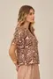 BLUSA BÁSICA VISCOSE ESTAMPADA COM BABADO NA MANGA
