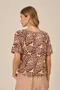 BLUSA BÁSICA VISCOSE ESTAMPADA COM BABADO NA MANGA