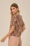 BLUSA BÁSICA VISCOSE ESTAMPADA COM BABADO NA MANGA
