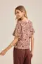 BLUSA BÁSICA VISCOSE ESTAMPADA COM BABADO NA MANGA