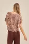 BLUSA BÁSICA VISCOSE ESTAMPADA COM BABADO NA MANGA