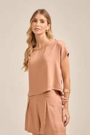 BLUSA BÁSICA EM TWILL COM RECORTE NA MANGA BEGE TOFFEE P