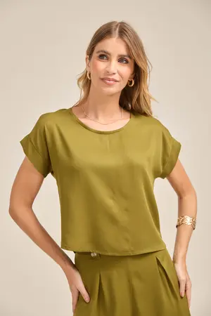 BLUSA BÁSICA EM TWILL COM RECORTE NA MANGA VERDE OLIVA  M