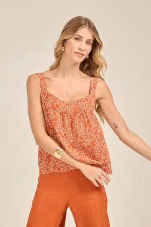 BLUSA VISCOSE ESTAMPADA COM ALÇA LARGA E RECORTE NO DECOTE TOQUE DE ONÇA TERRACOTA M