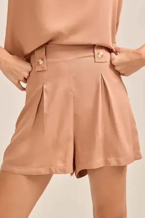SHORT EM TWILL COM MARTINGALE E BOTÕES BEGE TOFFEE P