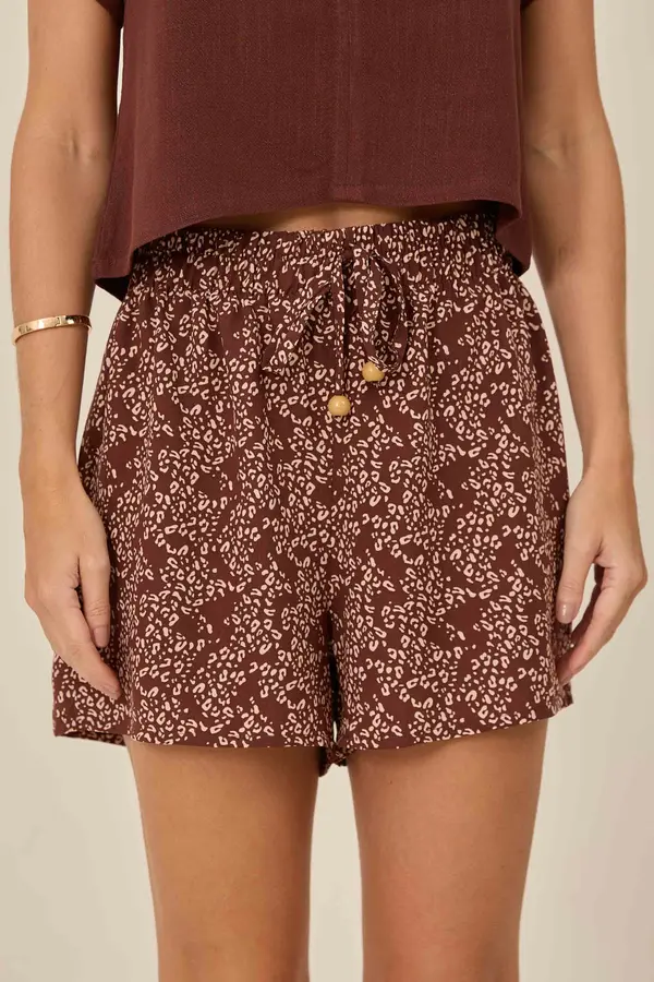 SHORT COM CORDINHA DE VIÉS E PONTEIRA