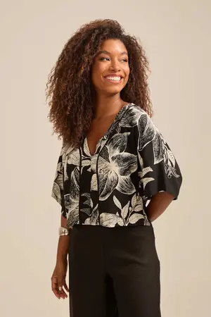 BLUSA COM DETALHE EM VIVO JARDIM DO AMANHECER ESCURO P
