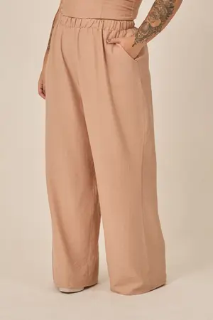 CALÇA BÁSICA EM WOVEN CREPE STONE COM BOLSO SÂNDALO G1