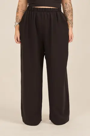 CALÇA BÁSICA EM WOVEN CREPE STONE COM BOLSO