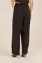 CALÇA BÁSICA EM WOVEN CREPE STONE COM BOLSO