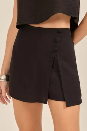 SHORT SAIA EM CREPE STONE COM BOTÕES FORRADOS  PRETO P