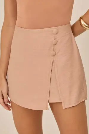 SHORT SAIA EM CREPE STONE COM BOTÕES FORRADOS  SÂNDALO M