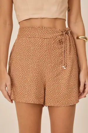 SHORT EM VISCOSE ESTAMPADA COM FAIXA E CORDINHA COM PONTEIRA BRISA LEVE BEGE P