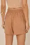 SHORT EM VISCOSE ESTAMPADA COM FAIXA E CORDINHA COM PONTEIRA