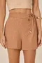 SHORT EM VISCOSE ESTAMPADA COM FAIXA E CORDINHA COM PONTEIRA
