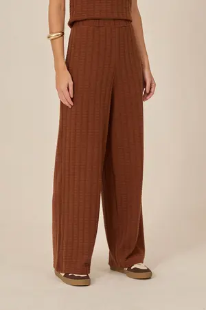 CALÇA EM CANELADO QUADRADOS MARROM CAFÉ P