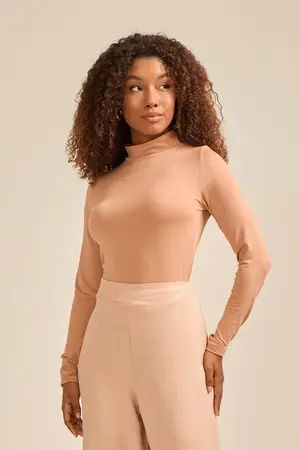 BLUSA SUEDE MANGA LONGA COM GOLA BEGE TOFFEE M
