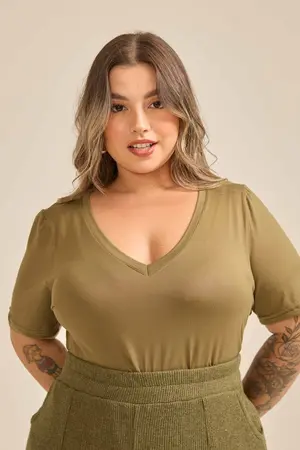 BLUSA EM SUEDE LIGHT COM DECOTE V