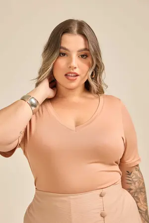 BLUSA EM SUEDE LIGHT COM DECOTE V BEGE TOFFEE G2