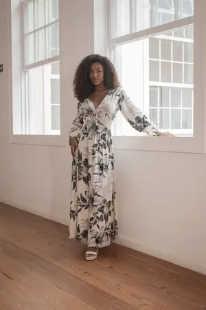 VESTIDO LONGO MANGA LONGA COM LASTEX E FENDA LATERAL