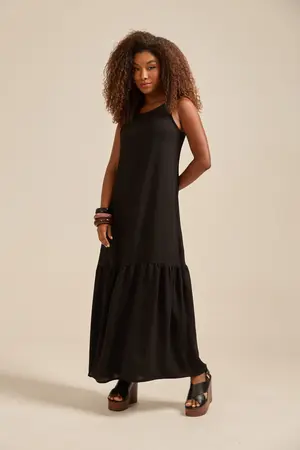 VESTIDO REGATA LONGO EM DUNA COM BABADO NA BARRA PRETO G