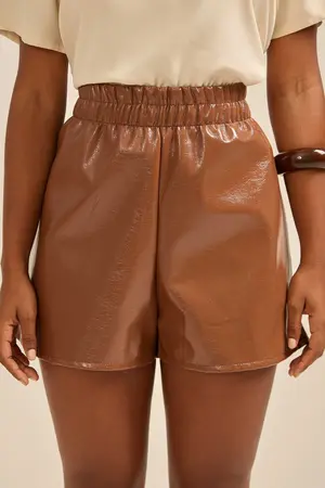 SHORT BÁSICO EM COURO MARROM G