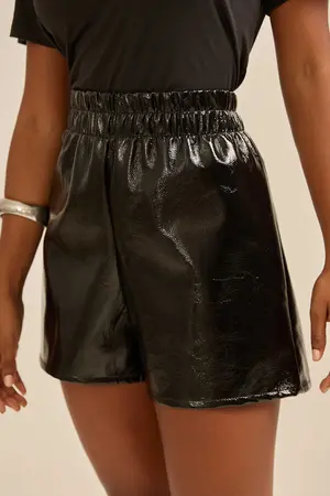 SHORT BÁSICO EM COURO PRETO M
