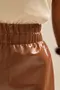 SHORT BÁSICO EM FAKE COURO