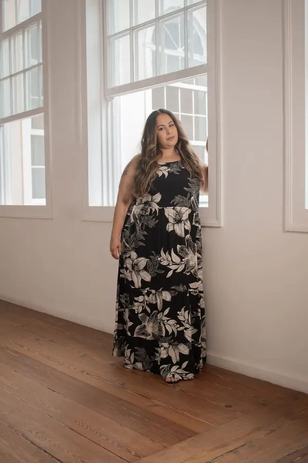 VESTIDO LONGO COM BABADOS E ALÇA DE VIÉS COM PONTEIRA