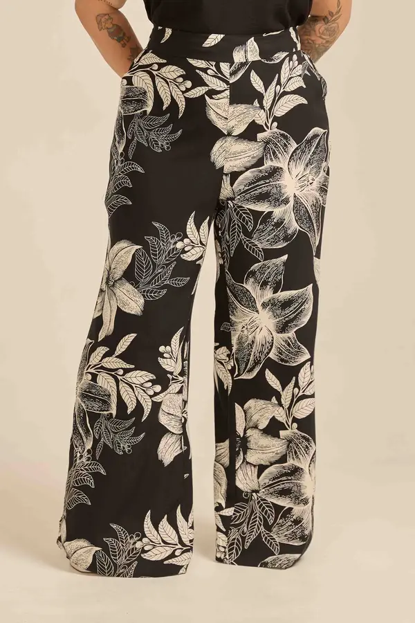 CALÇA COM BOLSO E FENDA LATERAL