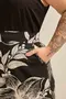 CALÇA COM BOLSO E FENDA LATERAL