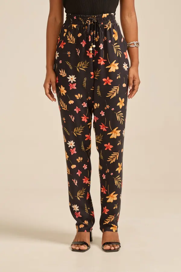 CALÇA COM BOLSO E CORDINHA COM PONTEIRA