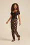 CALÇA COM BOLSO E CORDINHA COM PONTEIRA