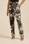 CALÇA COM BOLSO E CORDINHA COM PONTEIRA