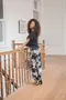 CALÇA COM BOLSO E CORDINHA COM PONTEIRA