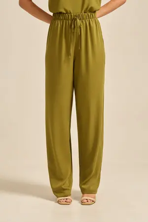 CALÇA RETA EM TWILL VERDE OLIVA  M