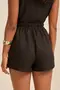 SHORT BÁSICO EM LERIS TWILL COM BORDADO NA BARRA