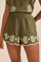 SHORT BÁSICO EM LERIS TWILL COM BORDADO NA BARRA