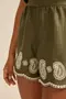SHORT BÁSICO EM LERIS TWILL COM BORDADO NA BARRA