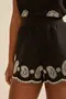 SHORT BÁSICO EM LERIS TWILL COM BORDADO NA BARRA